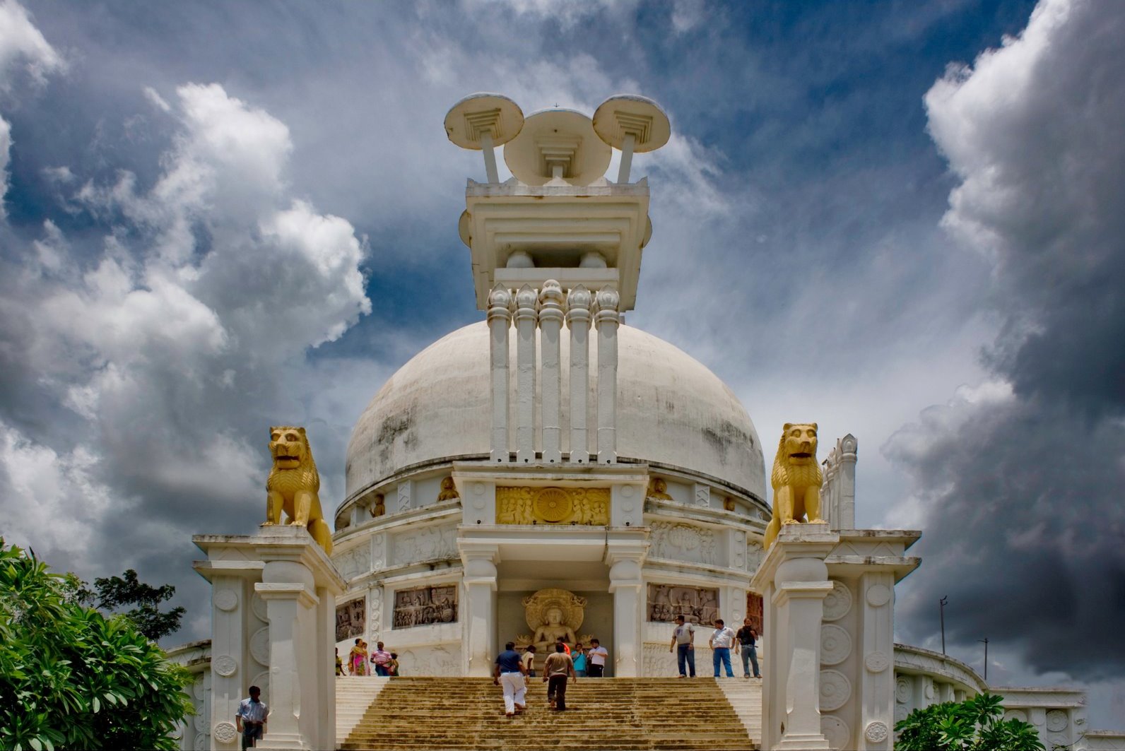 Dhauli Shanti Stupa - main view in Bhubaneswar, India | ଧଉଳି ପାହାଡ଼ ଉପରେ ଧଳା ଶାନ୍ତି ସ୍ତୂପ